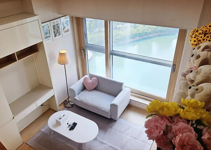 Apartment Skylakestay - Jamsil Luxury Skyline View Seokchon Lake, Lotte Tower, Lotte World *