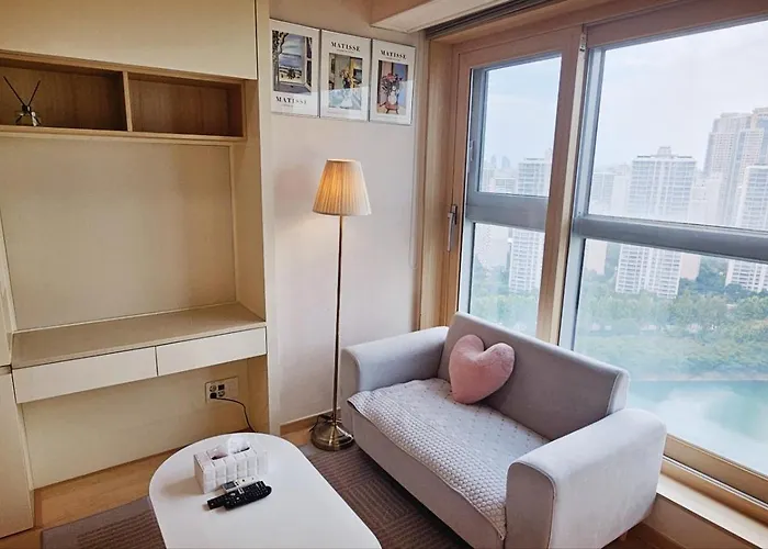 Apartment Skylakestay - Jamsil Luxury Skyline View Seokchon Lake, Lotte Tower, Lotte World Seoul