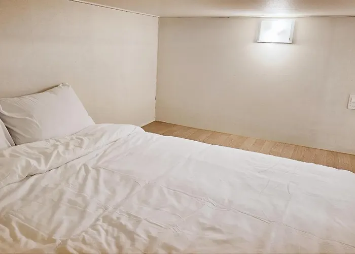 Apartment Skylakestay - Jamsil Luxury Skyline View Seokchon Lake, Lotte Tower, Lotte World *